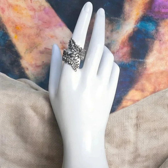 🆕Boho Style Adjustable Olive Leaf Ring 🌿 Antique Silver Finish Fits Sizes 6-9 - Picture 5 of 13